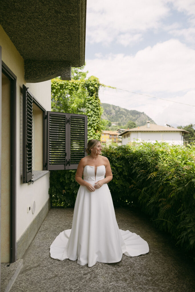 Outdoor Lake Como bridal portraits